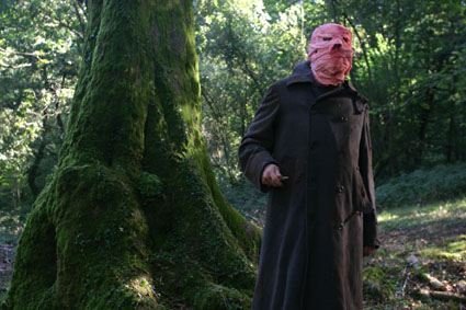 Hombre de la venda rosa